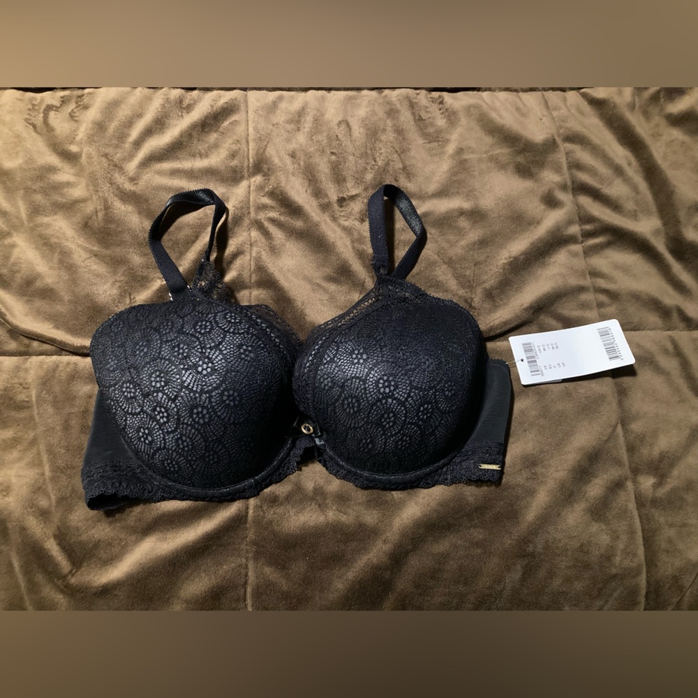 Chantelle brand, size 38D, black lacy lightly padded bra, comfy and cute, nwt